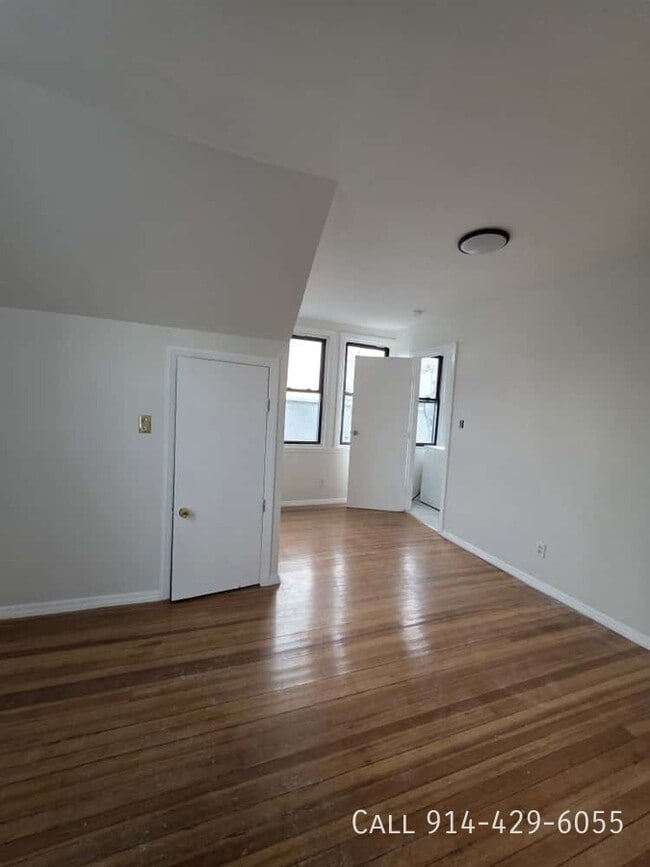 Building Photo - 4 Elm St