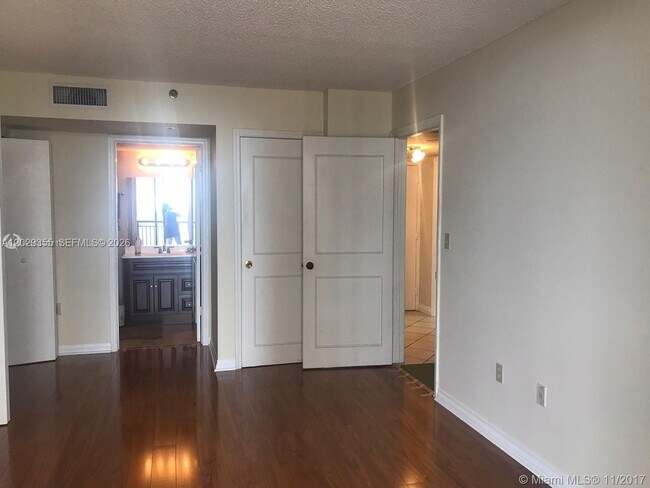 Building Photo - 540 Brickell Key Dr