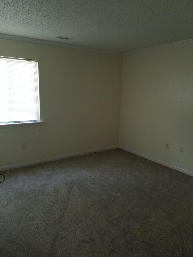 Building Photo - 2 BEDROOM 2 BATH  BOTTOM FLOOR UNIT AT MYR...