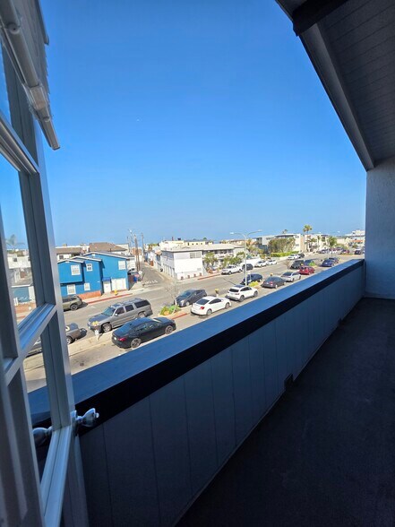 Building Photo - 2026 Hermosa Ave