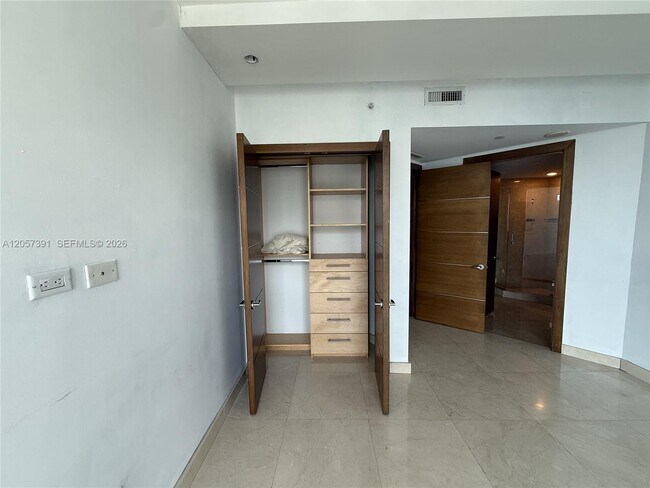 Building Photo - 1331 Brickell Bay Dr