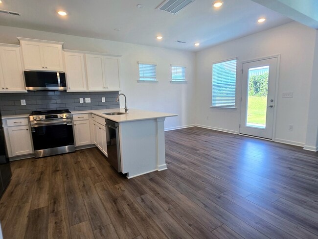 Building Photo - 5525 Hydrangea St