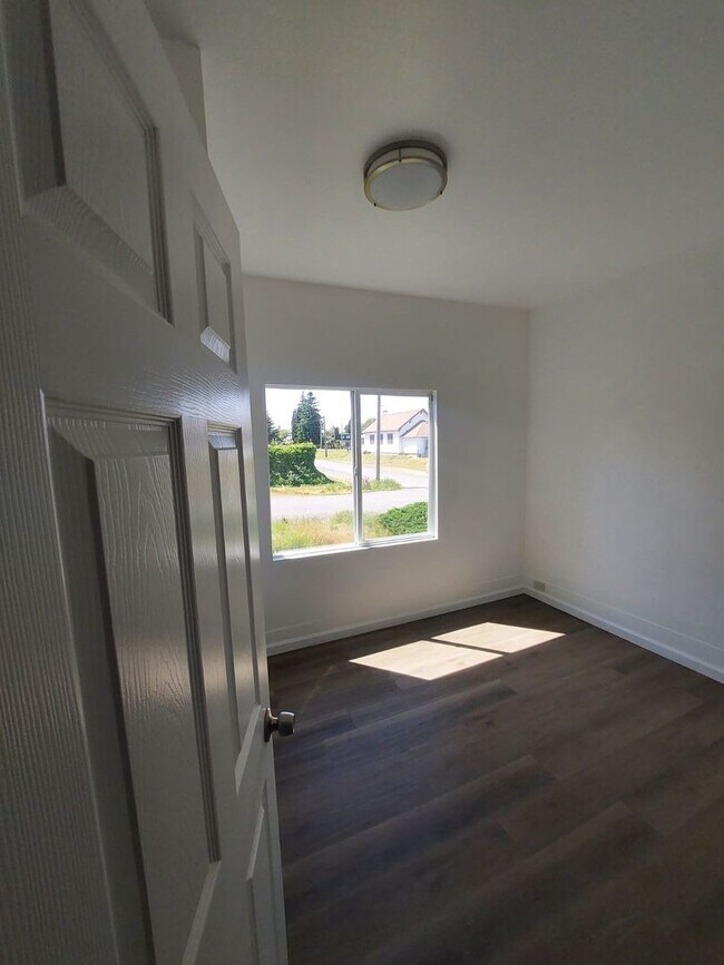 Building Photo - Charming Tacoma Home on a Peaceful Corner Lot!