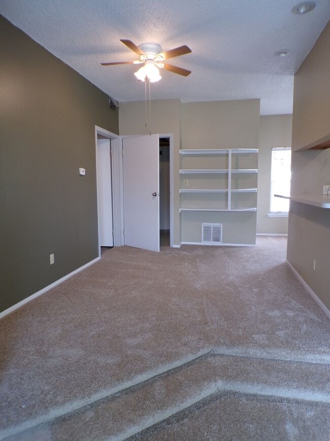 Building Photo - Charming 1 Bed, 1 Bath Main-Floor Condo in...