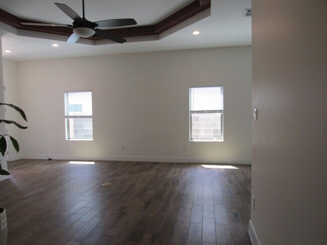 Building Photo - 2419 Messi St