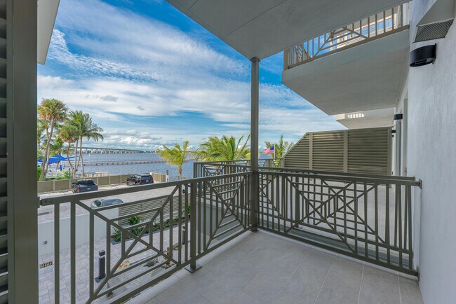 Building Photo - 41 SW Seminole St