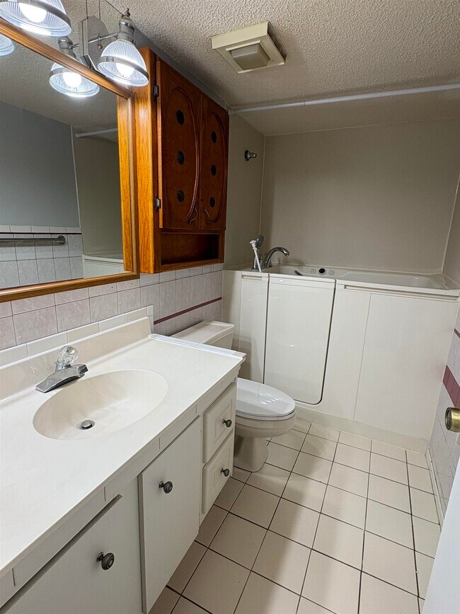 Building Photo - 922 Fairwood Lakes Dr