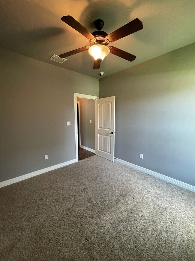 Building Photo - Stunning 4-Bedroom 3-Bath Home for Lease i...