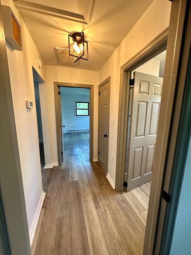 Building Photo - "Charming 2-Bed Gem with Granite Elegance ...