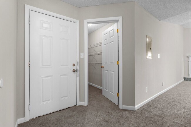 Building Photo - Freshly Remodeled 3rd Floor Apartment