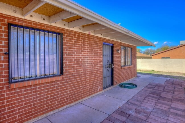 Building Photo - 417 E Jacinto St