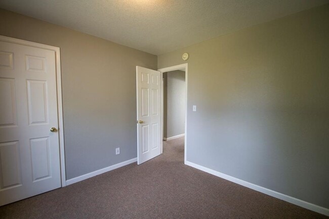 Building Photo - 2887 Moorhead Ave