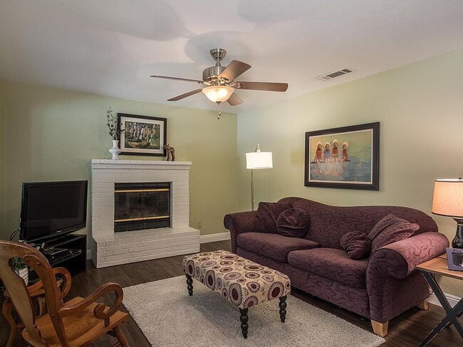 Building Photo - Spacious 4-Bed, 2-Bath Home with 2,034 Sq Ft of Comfort!"