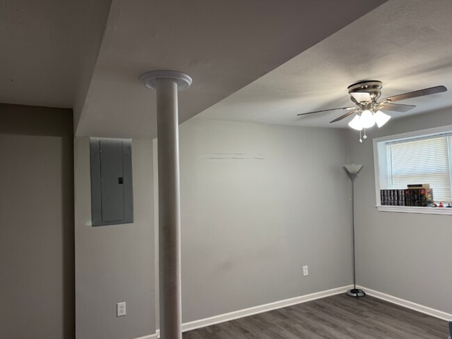Building Photo - Spacious 4-Bedroom Home with Den, Fenced Yard & 3-Car Garage. Available Late July!