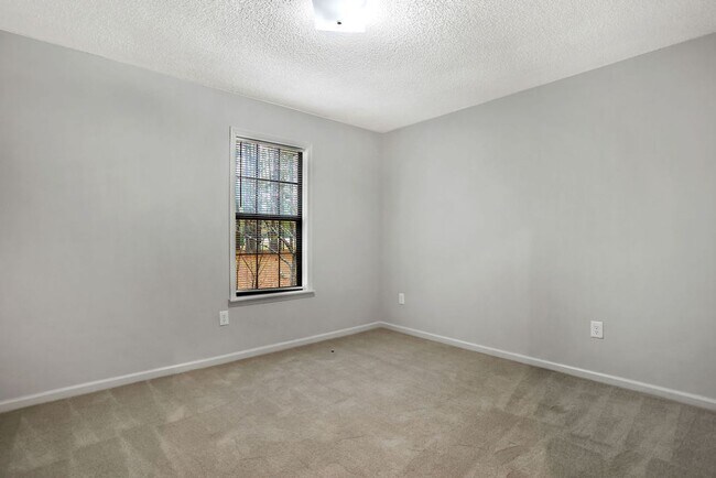 Building Photo - 3 bedroom 2.5 bath home