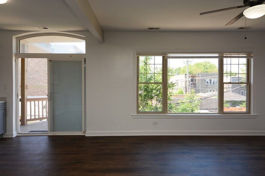 Building Photo - 5208 N Sawyer Ave