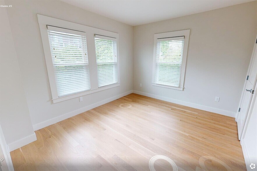 Building Photo - 200 Banks St