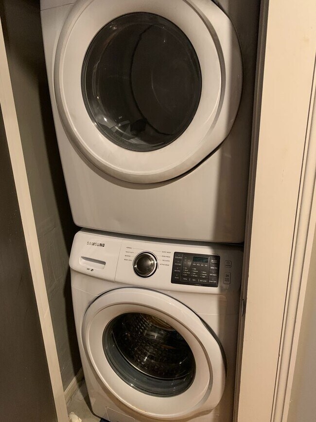 Building Photo - 827 S Braddock Ave