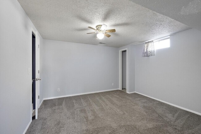Building Photo - **3 Bedroom with a non-conforming and 2.5 bathrooms in Millard**
