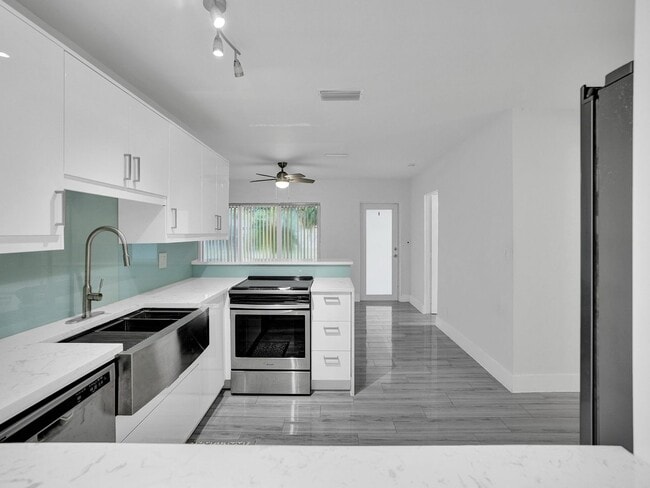 Building Photo - Gorgeous New 3 bedroom 2  bath - one Story home in Oakland Park