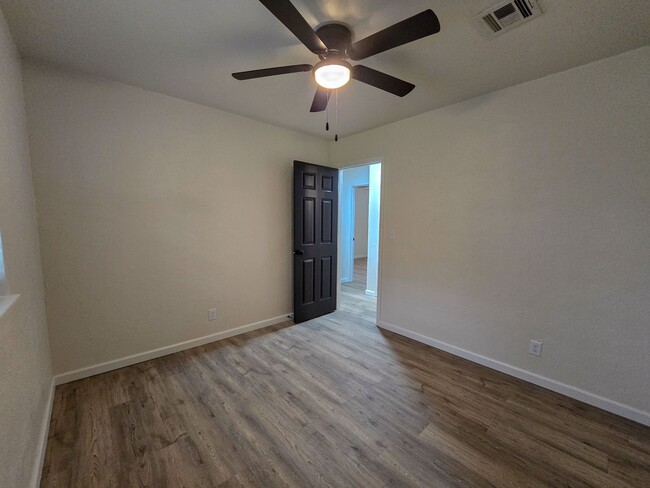 Building Photo - Beautifully remodeled 3 bed 1.5 bath home ...