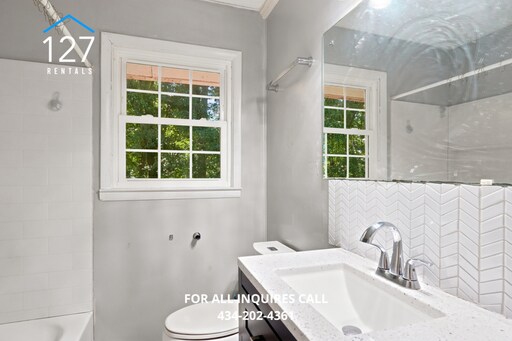 Building Photo - Charming 2 Bed/1 Bath Property in Quiet Neighborhood