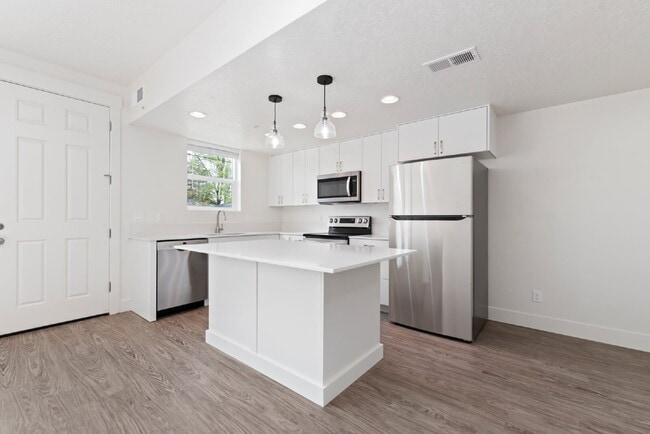Building Photo - "Discover Comfort & Style: Spacious 3-Bed,...