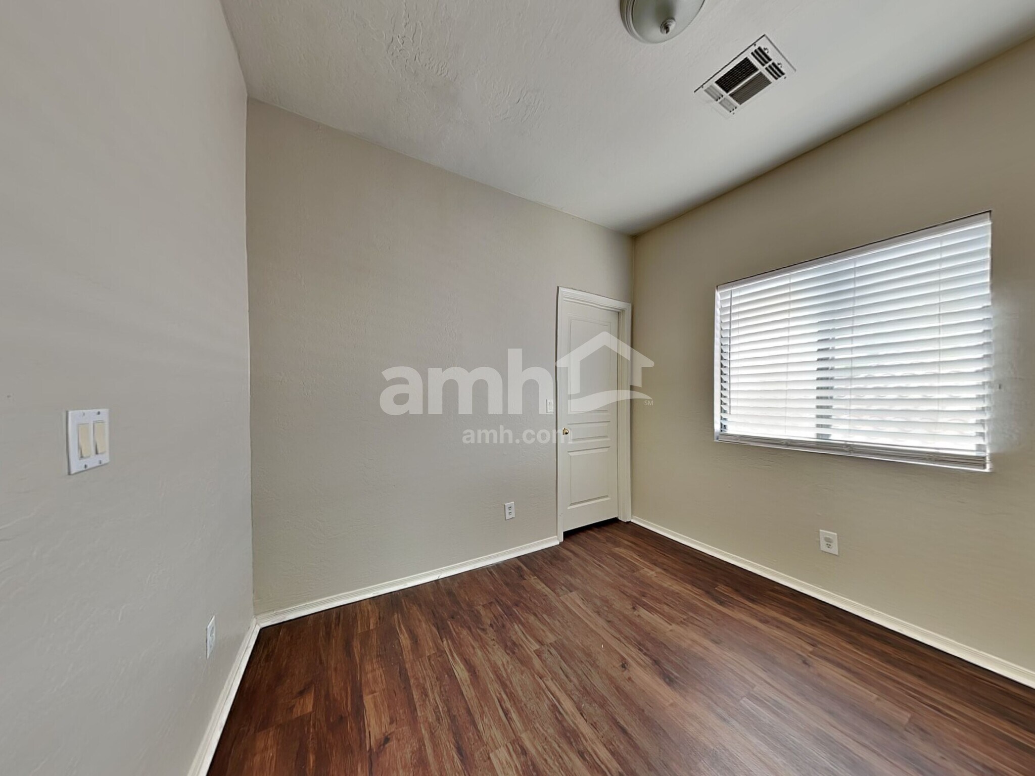 Building Photo - 6506 S 10th Dr