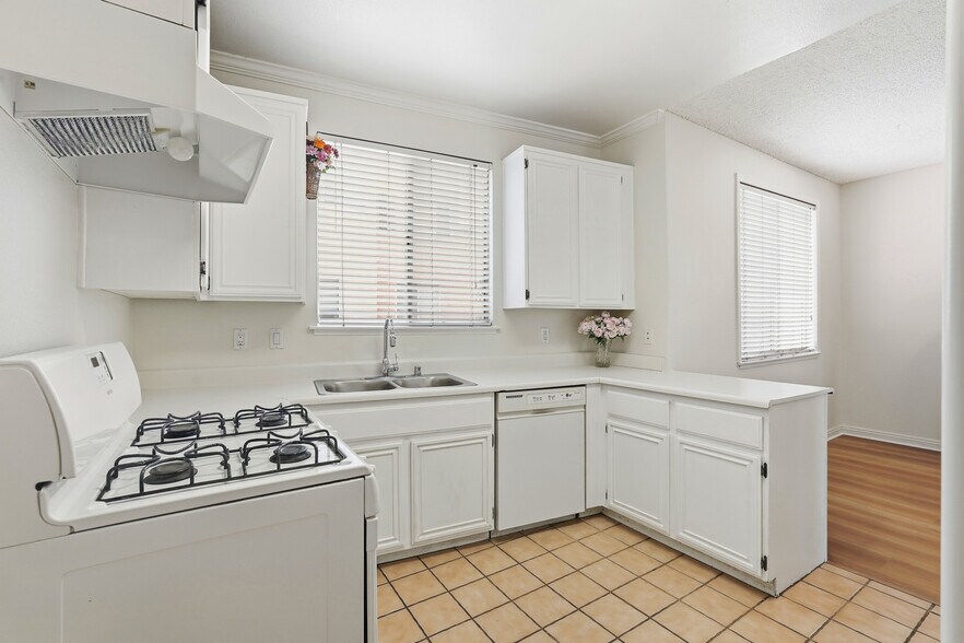 Building Photo - 13901 Olive View Ln