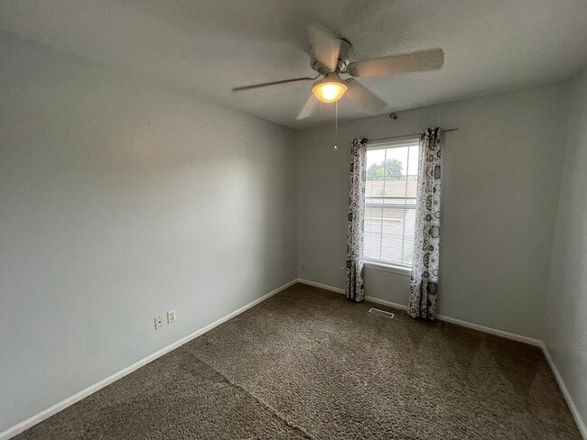 Building Photo - Lake Bella Vista Townhome Rockford