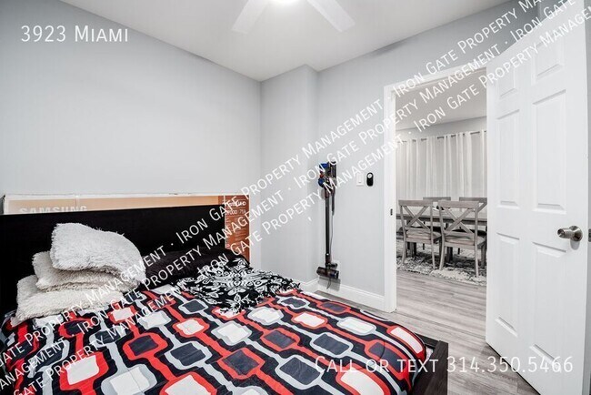 Building Photo - 3923 Miami-