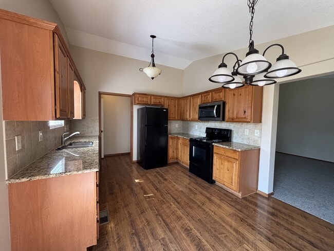 Building Photo - 415 Aaron Dr