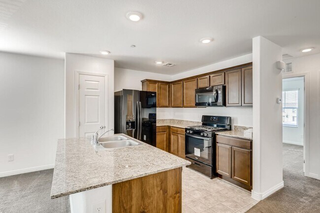 Building Photo - 3 Bedroom Townhouse in a Gated Northeast Community Near Nellis Air Force Base