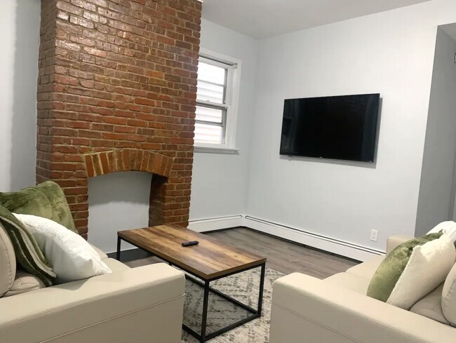 Building Photo - 22 Zabriskie St