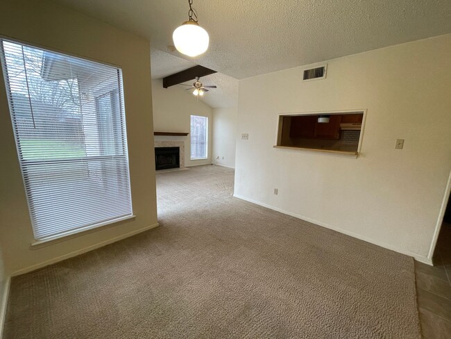 Building Photo - 1218 Royal Crest Dr