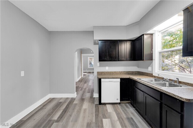 Building Photo - 2115 W 96th St