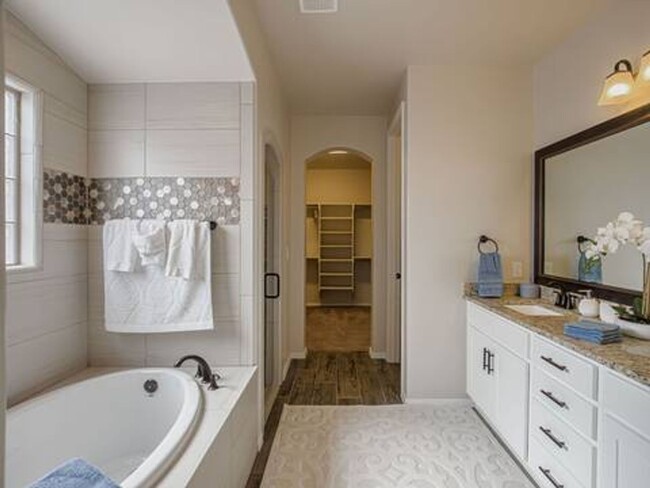 Building Photo - Beautiful East side House 3 Bed