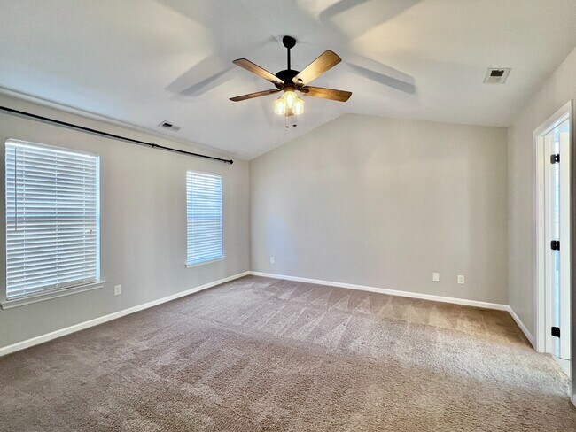 Building Photo - UPDATED, 4 Bedrooms!