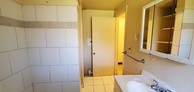 Building Photo - August Pre-lease - 5bd/2ba