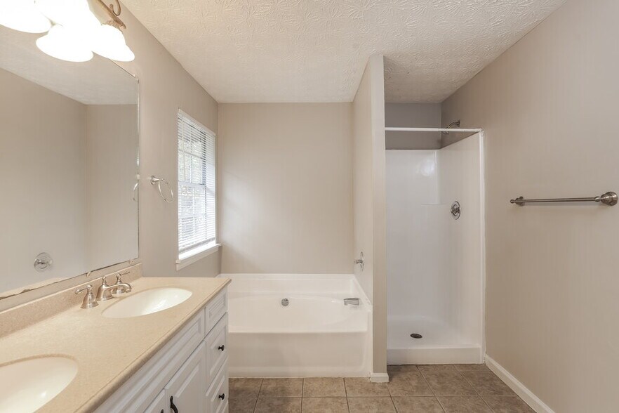 Building Photo - 5543 Dorsett Shoals Rd