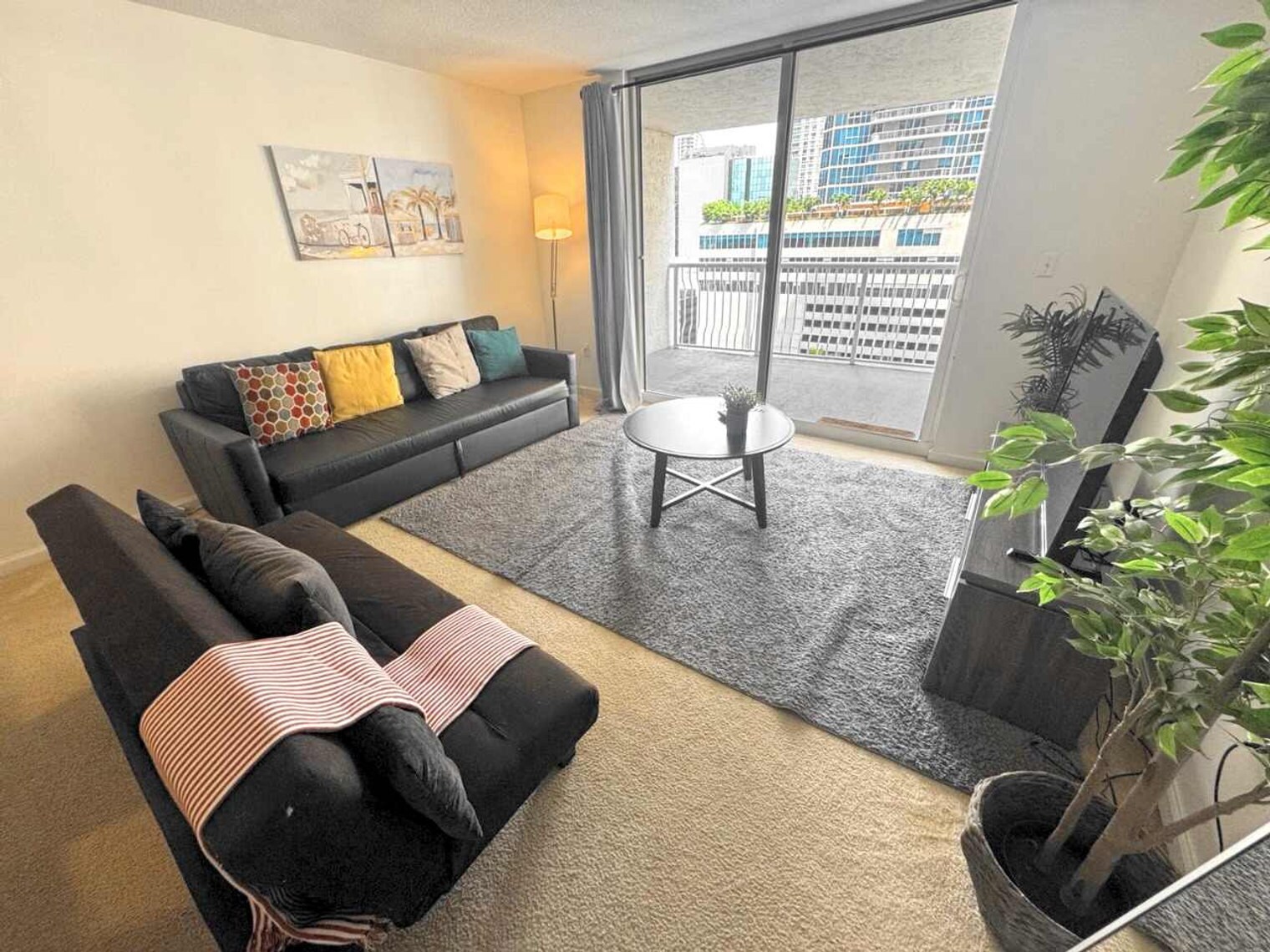 Building Photo - 1 SE 12th St