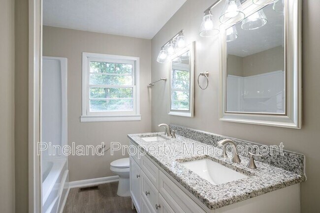 Building Photo - 817 Isley St