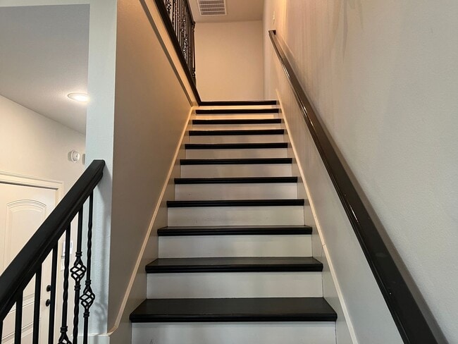 Building Photo - 3 Bed 2.5 Bath Townhome