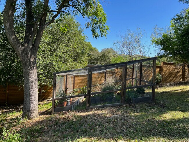 Building Photo - 21273 Entrada Rd