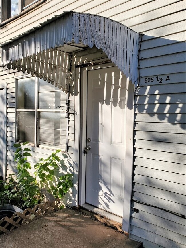 Building Photo - 1 BED 1 BATH DOWNSTAIRS GARAGE APT IN CAPITAL HILL AREA