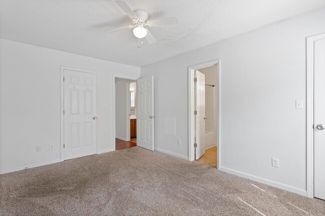 Building Photo - 3 bedroom with garage available in June!