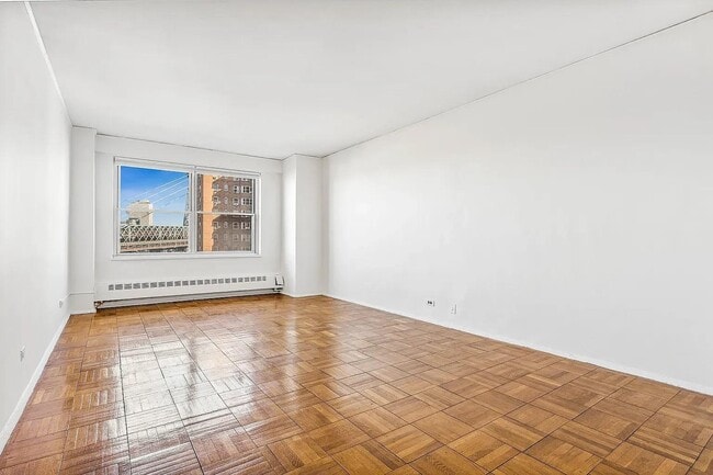 Primary Photo - 570 Grand St