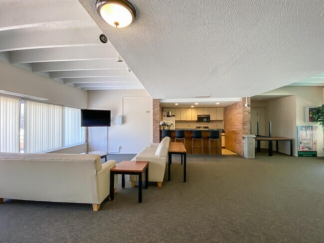 Building Photo - 2120 Pauline Blvd