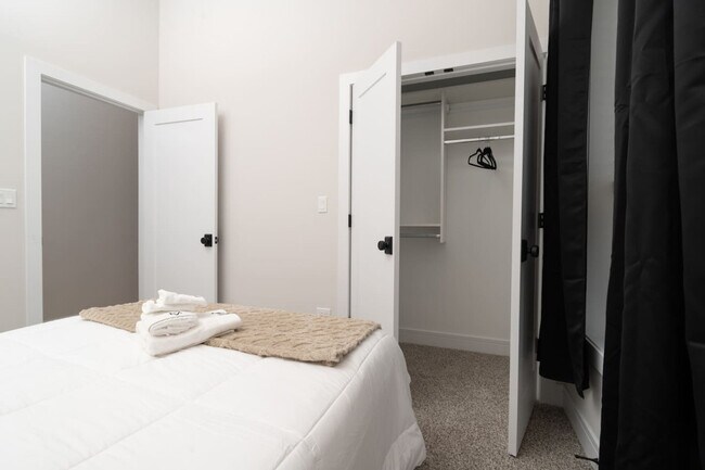 Building Photo - 3723 S Giles Ave