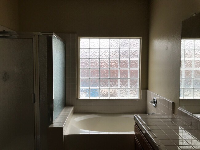 Building Photo - 3 Bedroom 2 Bathroom Home In Southwest Visalia with a Pool and SOLAR!